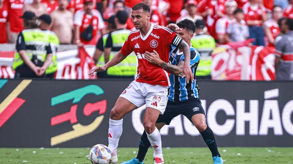 Alan Patrick durante Internacional x Grêmio. Foto: Maxi Franzoi/AGIF