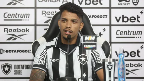 Foto: Vitor Silva/Botafogo – Gabriel Bahia durante entrevista coletiva de apresentação no Botafogo.