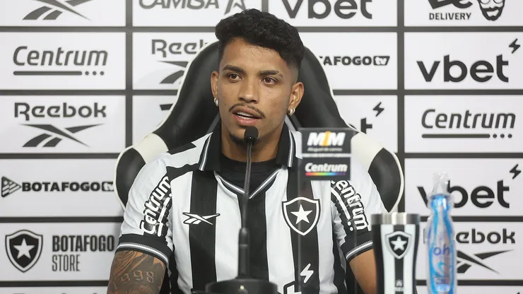 Foto: Vitor Silva/Botafogo - Gabriel Bahia durante entrevista coletiva de apresentação no Botafogo.