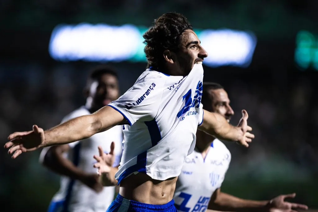 JP jogador do Avaí comemora seu gol durante partida contra o Goiás – Foto: Isabela Azine/AGIF