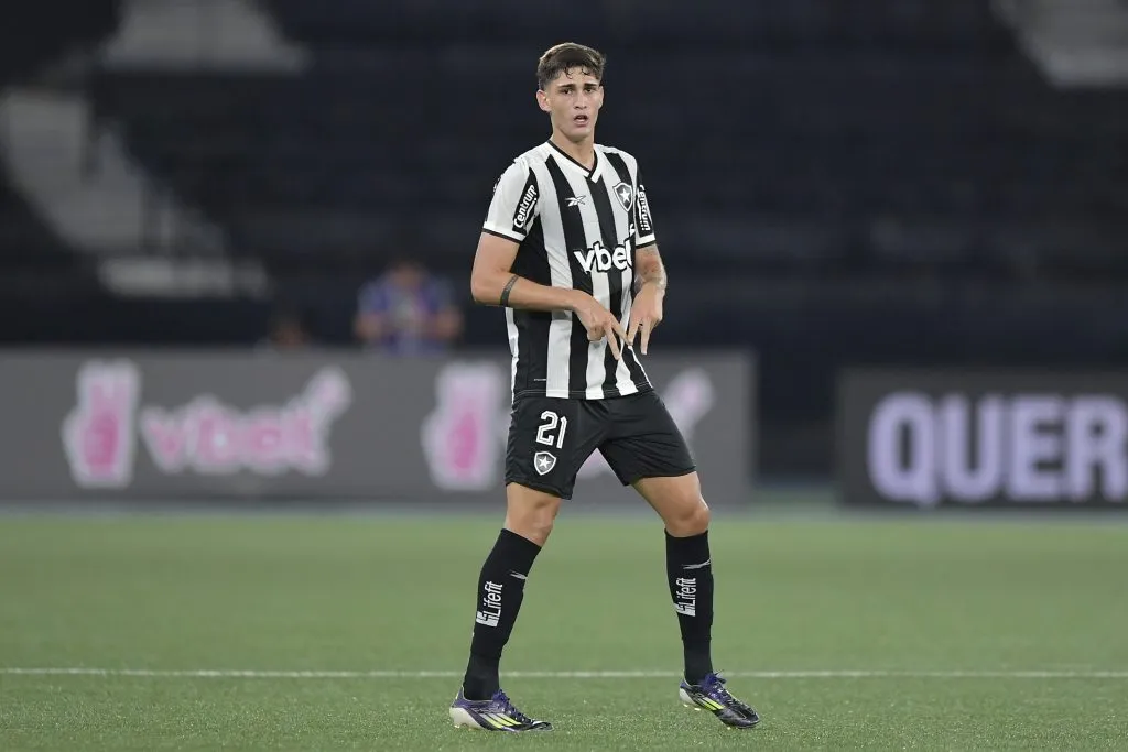 Valentin Adamo jogador do Botafogo comemora seu gol anulado pelo recurso de video durante partida contra o Volta Redonda pelo campeonato Carioca 2025. Foto: Thiago Ribeiro/AGIF