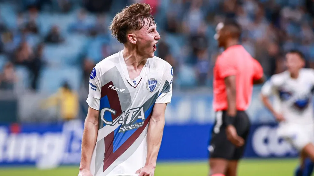 RS – PORTO ALEGRE – 13/05/2025 – COPA SUL-AMERICANA 2025, GREMIO X GODOY CRUZ – Andino Santino jogador do Godoy Cruz comemora seu gol durante partida contra o Gremio no estadio Arena do Gremio pelo campeonato Copa Sul-americana 2025. Foto: Maxi Franzoi/AGIF