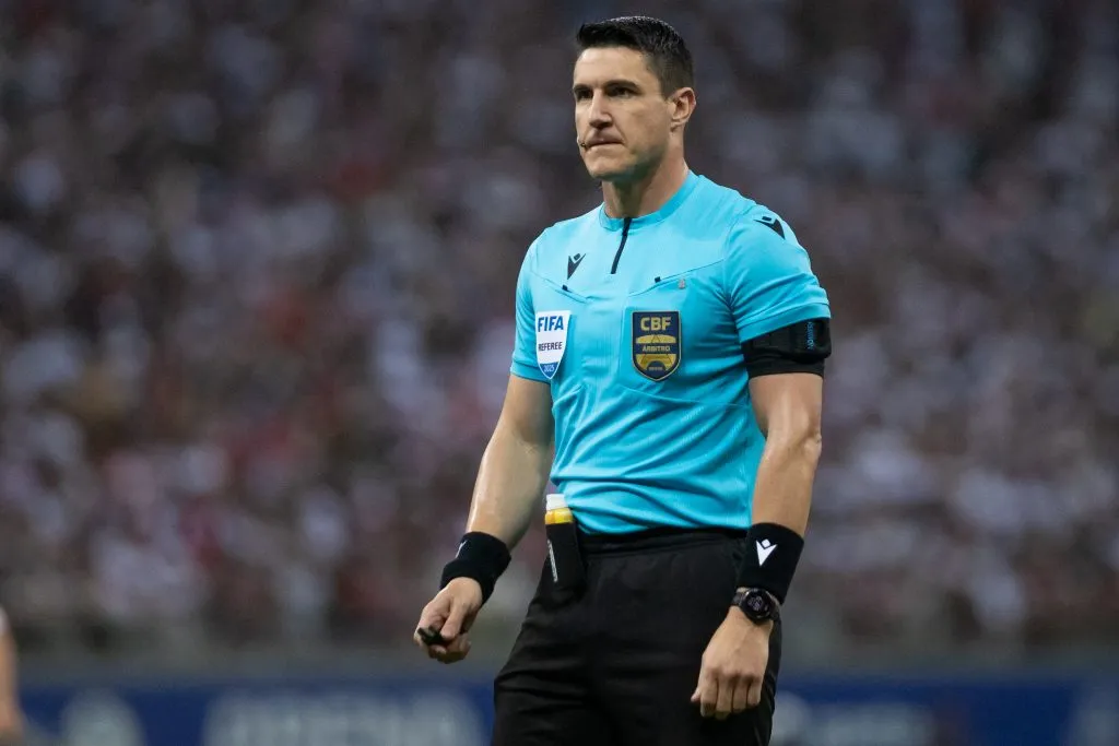 PE – RECIFE – 30/08/2025 – BRASILEIRO D 2025, SANTA CRUZ X AMERICA NATAL – O arbitro Rafael Rodrigo Klein durante partida entre Santa Cruz e America Natal no estadio Arena Pernambuco pelo campeonato Brasileiro D 2025. Foto: Rafael Vieira/AGIF