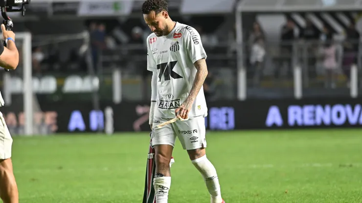 SP - SANTOS - 31/08/2025 - BRASILEIRO A 2025, SANTOS X FLUMINENSE - Neymar jogador do Santos lamenta durante partida contra o Fluminense no estadio Vila Belmiro pelo campeonato Brasileiro A 2025. Foto: Jota Erre/AGIF