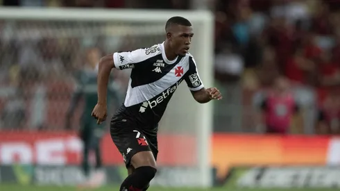 Rayan jogador do Vasco durante partida contra o Flamengo no estadio Maracana pelo campeonato Brasileiro A 2025. Foto: Thiago Ribeiro/AGIF