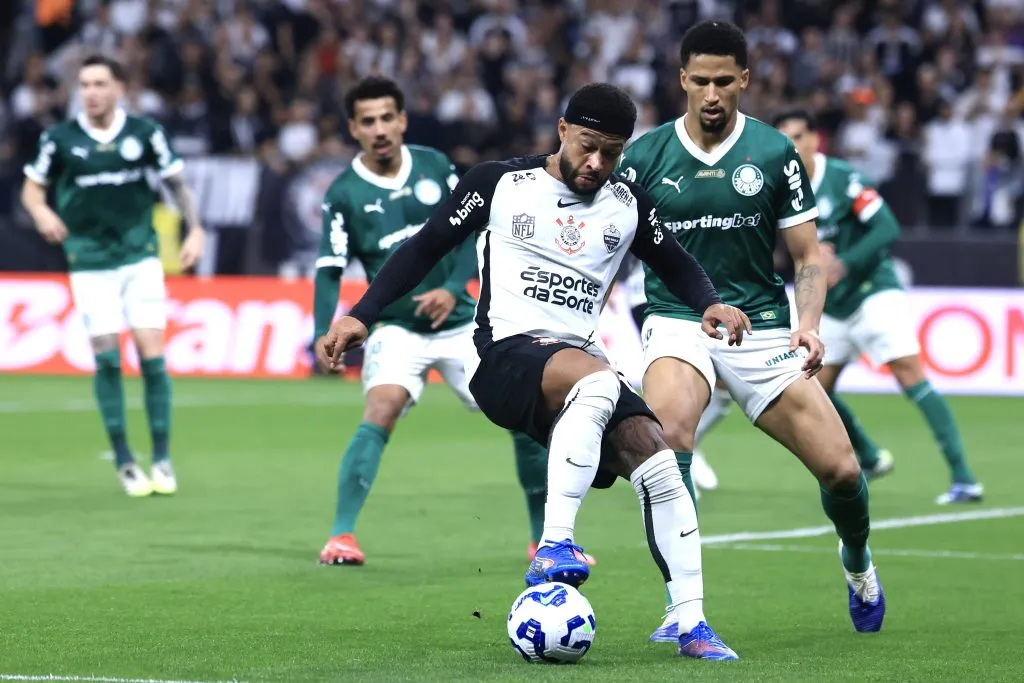 SP – SAO PAULO – 31/08/2025 – BRASILEIRO A 2025, CORINTHIANS X PALMEIRAS – Memphis Depay jogador do Corinthians disputa lance com Murilo jogador do Palmeiras durante partida no estadio Arena Corinthians pelo campeonato Brasileiro A 2025. Foto: Marcello Zambrana/AGIF