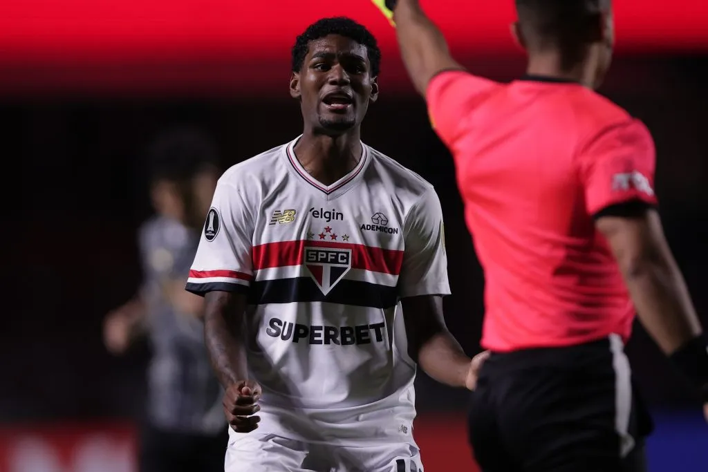 Lucas Ferreira jogador do Sao Paulo reclama com a arbitragem durante partida contra o Libertad no estadio Morumbi pelo campeonato Copa Libertadores 2025. Foto: Ettore Chiereguini/AGIF