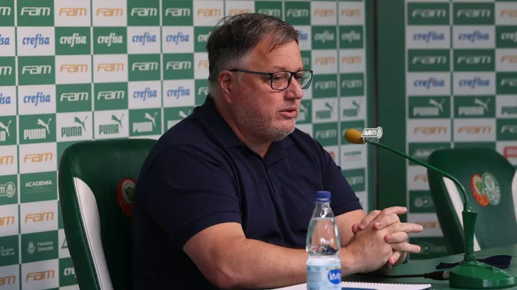 O diretor de futebol Anderson Barros, da SE Palmeiras, concede entrevista coletiva, na Academia de Futebol. (Foto: Cesar Greco)