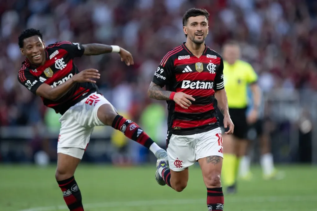 Arrascaeta jogador do Flamengo comemora seu gol com Plata jogador da sua equipe durante partida contra o Gremio no estadio Maracana pelo campeonato Brasileiro A 2025. Foto: Jorge Rodrigues/AGIF