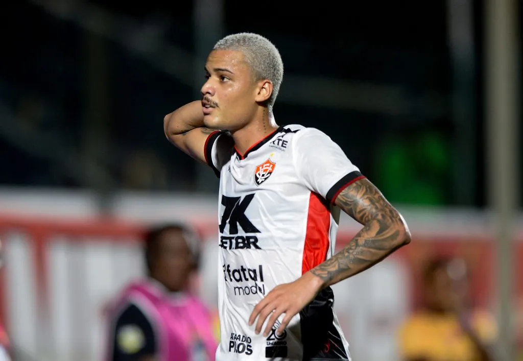 BA – SALVADOR – 16/04/2025 – BRASILEIRO A 2025, VITORIA X FORTALEZA – Janderson jogador do Vitoria comemora seu gol com jogadores do seu time durante partida contra o Fortaleza no estadio Barradao pelo campeonato Brasileiro A 2025. Foto: Jhony Pinho/AGIF