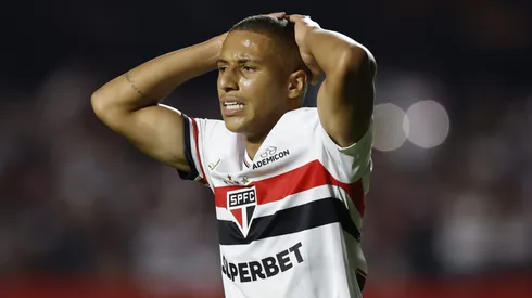 Henrique Carmo durante confronto contra o Talleres na Libertadores de 2025.