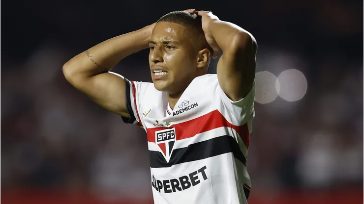 Henrique Carmo durante confronto contra o Talleres na Libertadores de 2025.