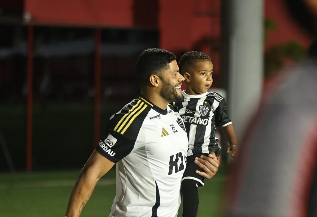 BA – SALVADOR – 31/08/2025 – BRASILEIRO A 2025, VITORIA X ATLETICO-MG – Jogador Hulk do Atletico-MG durante entrada em campo para partida contra o Vitoria no estadio Barradao pelo campeonato Brasileiro A 2025. Foto: Marcio Jose/AGIF