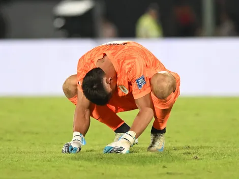 Rochet, goleiro do Internacional, machuca o joelho a serviço do Uruguai