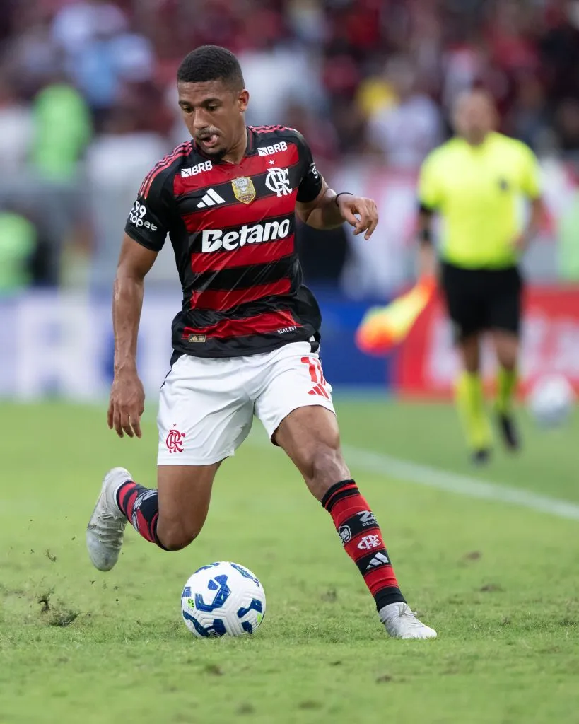 RJ – RIO DE JANEIRO – 31/08/2025 – BRASILEIRO A 2025, FLAMENGO X GREMIO – Samuel Lino jogador do Flamengo durante partida contra o Gremio no estadio Maracana pelo campeonato Brasileiro A 2025. Foto: Jorge Rodrigues/AGIF