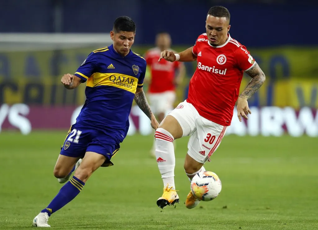 BUENOS AIRES, ARGENTINA – DECEMBER 09: Jorman Campuzano of Boca Juniors fights for the ball with Joao Peglow of Internacional during a round of sixteen second leg match of Copa CONMEBOL Libertadores between Boca Juniors and Internacional at Estadio Alberto J. Armando on December 09, 2020 in Buenos Aires, Argentina. (Photo by Agustin Marcarian-Pool/Getty Images)