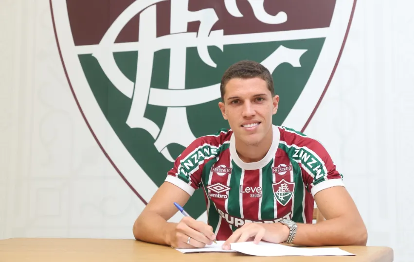 Davi Shuindt assinando com o Fluminense –  Foto: Reprodução/Fluminense FC