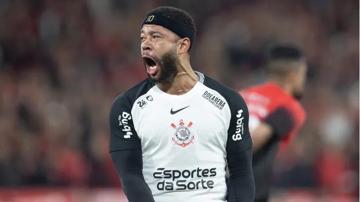 PR - CURITIBA - 27/08/2025 - COPA DO BRASIL 2025, ATHLETICO-PR X CORINTHIANS - Memphis jogador do Corinthians lamenta durante partida contra o Athletico-PR no estadio Arena da Baixada pelo campeonato Copa Do Brasil 2025. Foto: Hedeson Alves/AGIF