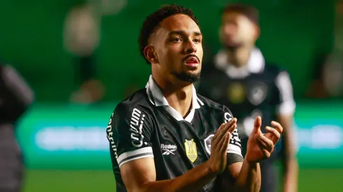 Vitinho jogador do Botafogo durante partida contra o Juventude no estadio Alfredo Jaconi pelo campeonato Brasileiro A 2025. Foto: Luiz Erbes/AGIF