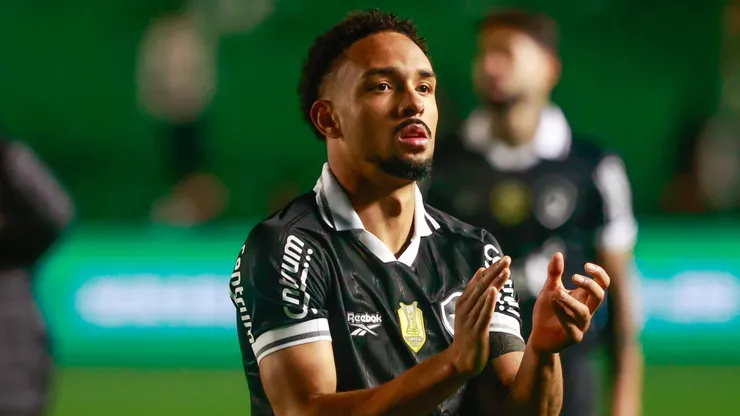 Vitinho jogador do Botafogo durante partida contra o Juventude no estadio Alfredo Jaconi pelo campeonato Brasileiro A 2025. Foto: Luiz Erbes/AGIF