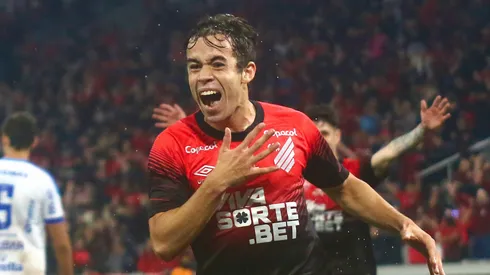 Dudu Kogitzki jogador do Athletico-PR comemora seu gol durante partida contra o Paysandu no estadio Arena da Baixada pelo campeonato Brasileiro B 2025. Foto: Gabriel Machado/AGIF