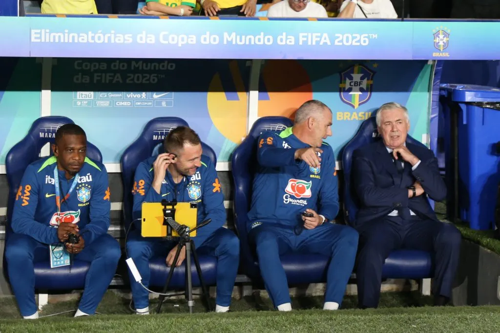 Carlo Ancelotti e comissão técnica – Foto: Marlon Costa/AGIF