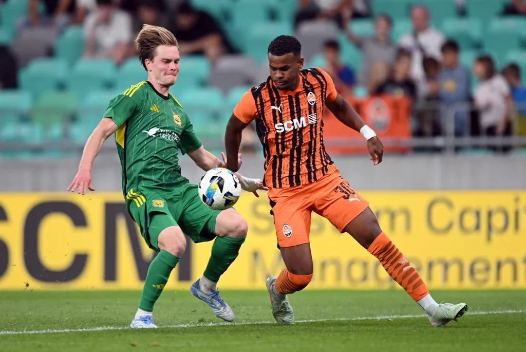 LJUBLJANA, SLOVENIA – JULY 10: Alisson Santana of Shakhtar is challenged by Matias Rale of Ilves during the UEFA Europa League 2025/26 First Qualifying Round First Leg match between Shakhtar and Ilves at Stadion Stozice on July 10, 2025 in Ljubljana, Slovenia.  (Photo by Jurij Kodrun/Getty Images)