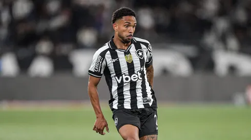 Vitinho jogador do Botafogo durante partida contra o Bragantino no estadio Engenhao pelo campeonato Copa Do Brasil 2025. Foto: Thiago Ribeiro/AGIF