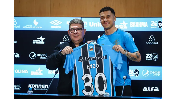Enzo, lateral do Grêmio, é apresentado oficialmente