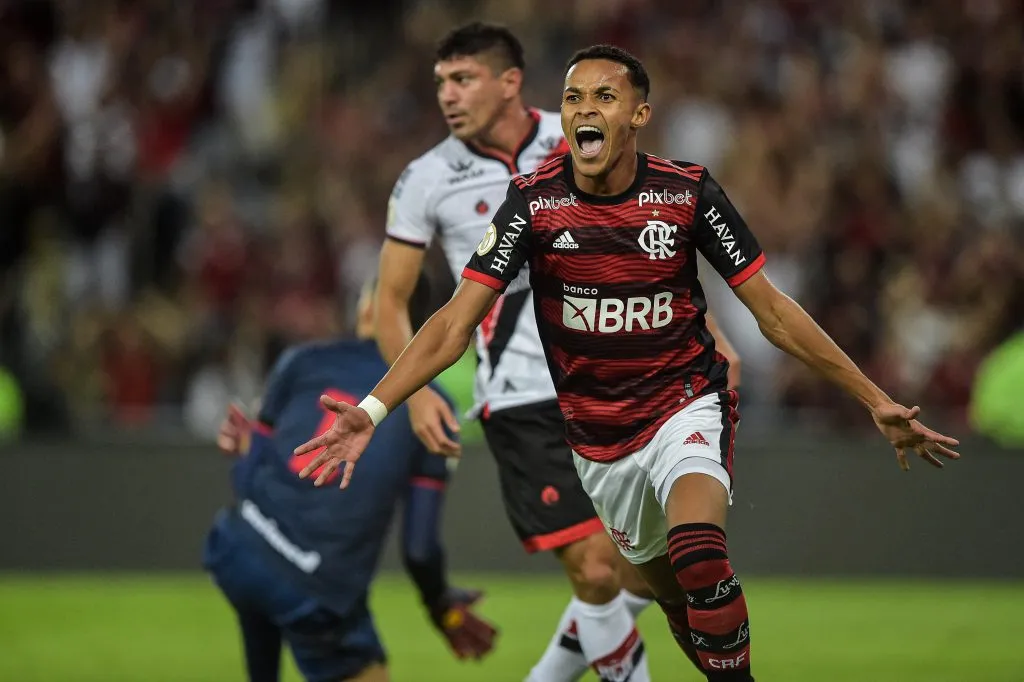 RJ – Rio de Janeiro – 30/07/2022 – BRASILEIRO A 2022, FLAMENGO X ATLETICO-GO – Lazaro jogador do Flamengo comemora seu gol durante partida contra o Atletico-GO no estadio Maracana pelo campeonato Brasileiro A 2022. Foto: Thiago Ribeiro/AGIF