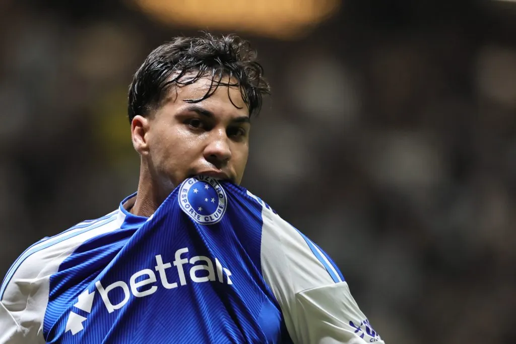 MG – BELO HORIZONTE – 27/08/2025 – COPA DO BRASIL 2025, ATLETICO-MG X CRUZEIRO – Kaio Jorge jogador do Cruzeiro comemora seu gol durante partida contra o Atletico-MG no estadio Arena MRV pelo campeonato Copa Do Brasil 2025.  Foto: Gilson Lobo/AGIF