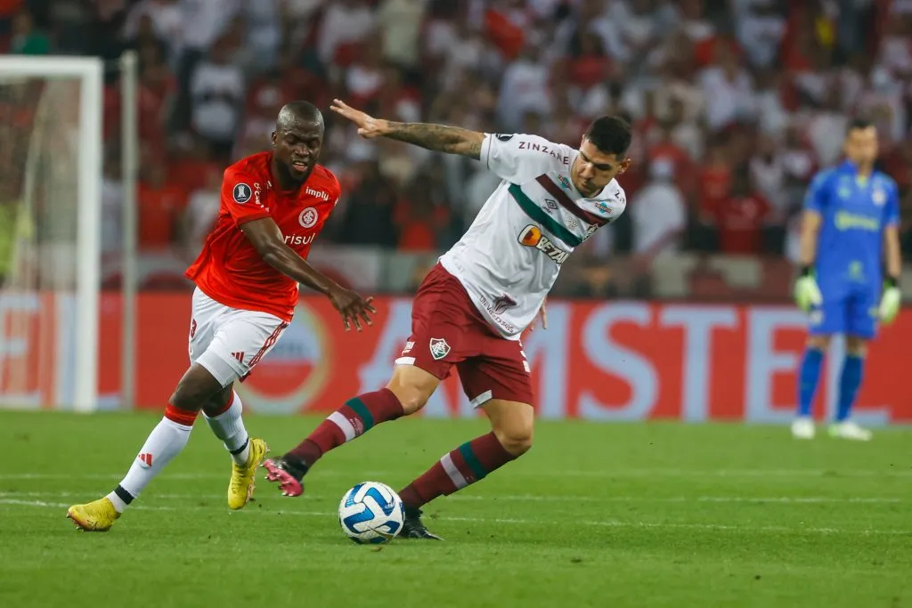 Enner Valencia jogador do Internacional disputa lance com Nino jogador do Fluminense durante partida no estadio Beira-Rio pelo campeonato Libertadores 2023. Foto: Luiz Erbes/AGIF