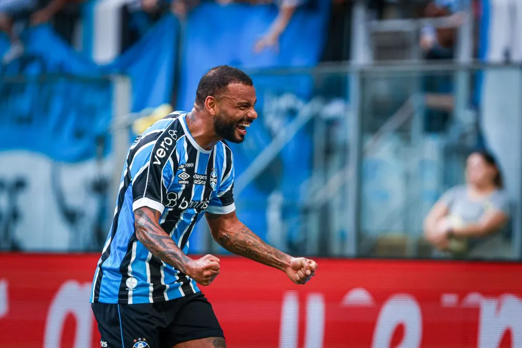 RS – PORTO ALEGRE – 17/02/2024 – GAUCHO 2024, GREMIO X SANTA CRUZ-RS – JP Galvao jogador do Gremio comemora seu gol durante partida contra o Santa Cruz-RS no estadio Arena do Gremio pelo campeonato Gaucho 2024. Foto: Maxi Franzoi/AGIF