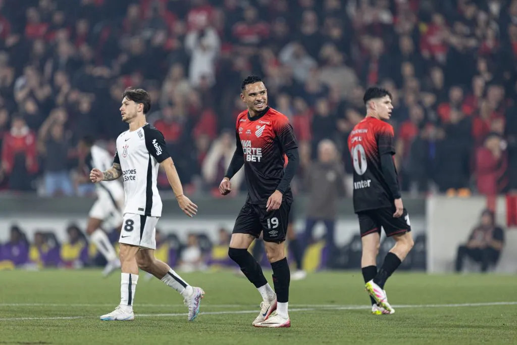 PR – CURITIBA – 27/08/2025 – COPA DO BRASIL 2025, ATHLETICO-PR X CORINTHIANS – Luiz Fernando jogador do Athletico-PR lamenta durante partida contra o Corinthians no estadio Arena da Baixada pelo campeonato Copa Do Brasil 2025. Foto: Paulo De Tarso/AGIF