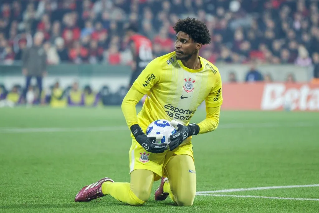PR – CURITIBA – 27/08/2025 – COPA DO BRASIL 2025, ATHLETICO-PR X CORINTHIANS – Hugo Souza goleiro do Corinthians durante partida contra o Athletico-PR no estadio Arena da Baixada pelo campeonato Copa Do Brasil 2025. Foto: Robson Mafra/AGIF