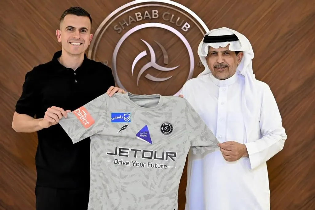 Marcelo Grohe recebendo a camisa do Al-Shabab. Foto: Divulgação / Al-Shabab