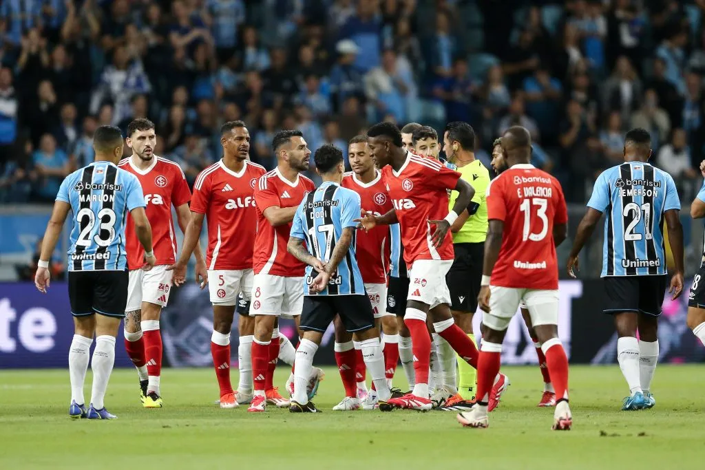 PORTO ALEGRE, BRAZIL – APRIL 19: Players of Gremio argue with players of Internacional during the match between Gremio and Internacional as part of Brasileirao 2025 at Arena do Gremio on April 19, 2025 in Porto Alegre, Brazil. (Photo by Pedro H. Tesch/Getty Images)