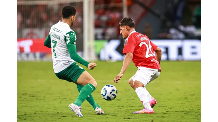 RS - PORTO ALEGRE - 16/04/2025 - BRASILEIRO A 2025, INTERNACIONAL X PALMEIRAS - Alexandro Bernabei jogador do Internacional durante partida contra o Palmeiras no estadio Beira-Rio pelo campeonato Brasileiro A 2025. Foto: Maxi Franzoi/AGIF