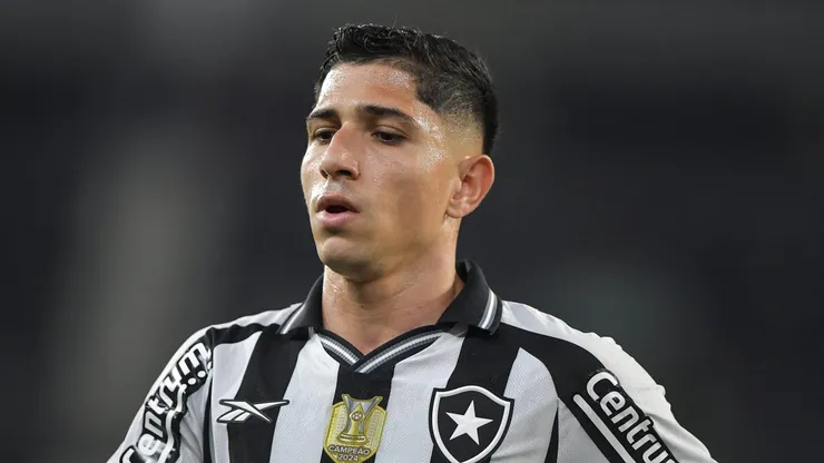 Savarino deve jogar pelo Botafogo contra o Vasco.