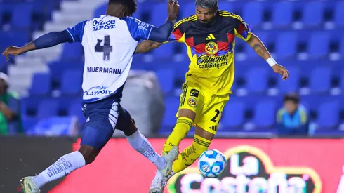 MEXICO CITY, MEXICO – AUGUST 30: Eduardo Bauermann of Pachuca battles for possession with Rodrigo Aguirre of America during the 7th round match between America and Pachuca as part of the Torneo Apertura 2025 Liga MX at Estadio Ciudad de los Deportes on August 30, 2025 in Mexico City, Mexico. (Photo by Hector Vivas/Getty Images)