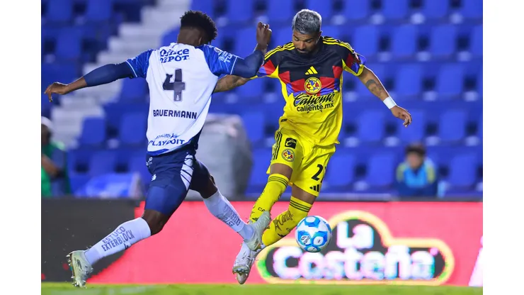MEXICO CITY, MEXICO - AUGUST 30: Eduardo Bauermann of Pachuca battles for possession with Rodrigo Aguirre of America during the 7th round match between America and Pachuca as part of the Torneo Apertura 2025 Liga MX at Estadio Ciudad de los Deportes on August 30, 2025 in Mexico City, Mexico. (Photo by Hector Vivas/Getty Images)
