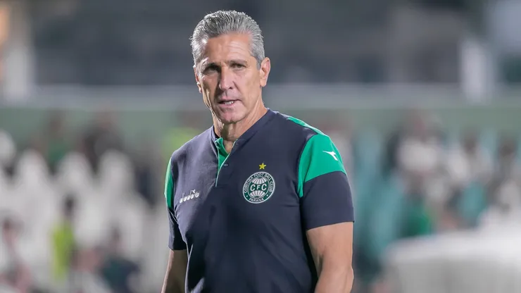 Jorginho tecnico do Santos durante partida contra o Coritiba no estadio Couto Pereira pelo campeonato Brasileiro B 2024. Foto: Fernando Teramatsu/AGIF