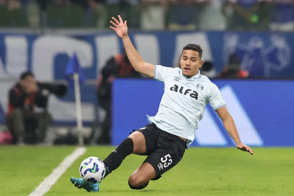 Gustavo Martins jogador do Gremio durante partida contra o Cruzeiro – Foto: Gilson Lobo/AGIF
