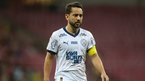 Everton Ribeiro jogador do Bahia durante a partida contra o Retro na Arena de Pernambuco, pela Copa do Brasil 2025. Foto: Marlon Costa/AGIF