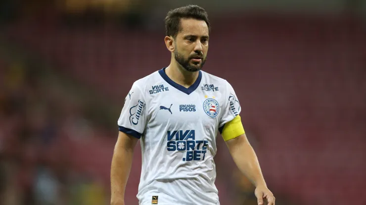 Everton Ribeiro jogador do Bahia durante a partida contra o Retro na Arena de Pernambuco, pela Copa do Brasil 2025. Foto: Marlon Costa/AGIF