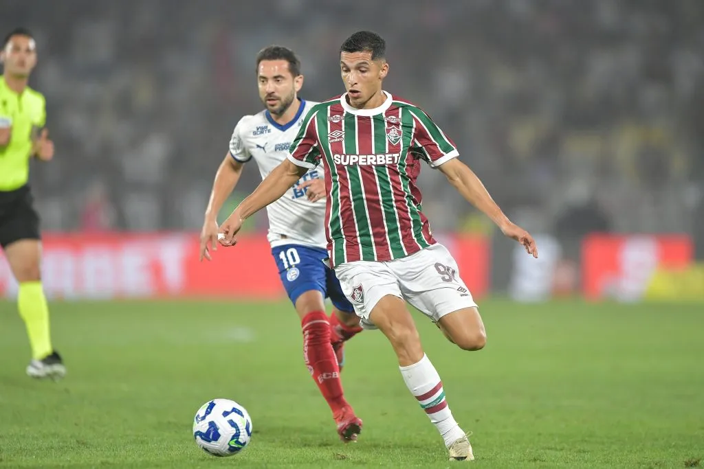 Serna, jogador do Fluminense, e Everton Riberio, do Bahia, no estadio Maracana pelo campeonato Copa Do Brasil 2025. Foto: Thiago Ribeiro/AGIF