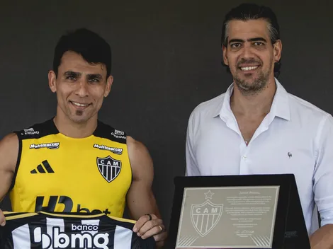 Junior Alonso recebe homenagem do Atlético-MG
