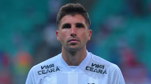 BA – SALVADOR – 26/03/2025 – COPA DO NORDESTE 2025, BAHIA X CEARA – Lucas Mugni, jogador do Ceara durante execucao do hino nacional antes da partida contra o Bahia no estadio Arena Fonte Nova pelo campeonato Copa Do Nordeste 2025. Foto: Walmir Cirne/AGIF