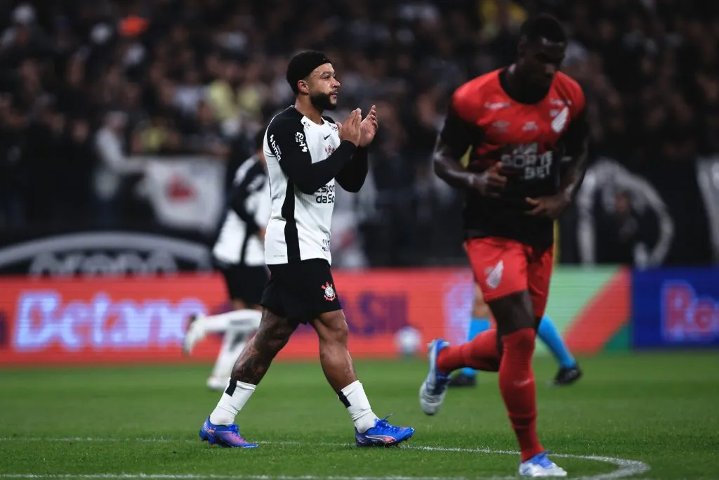 Memphis foi substituído ainda no primeiro tempo – Foto: Ettore Chiereguini/AGIF.