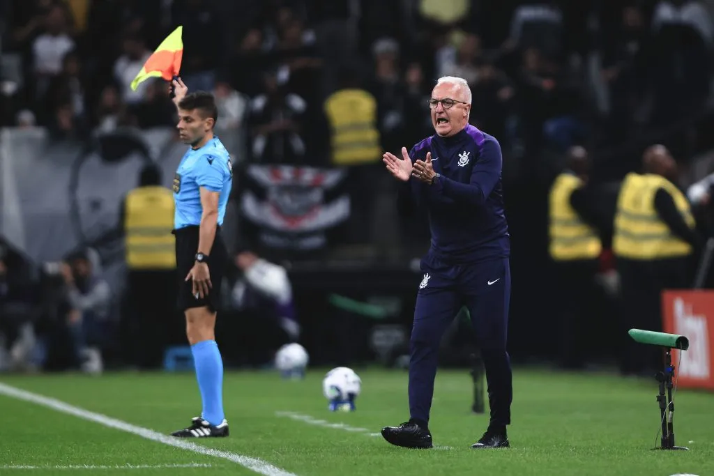 Dorival Júnior durante partida contra o Athletico-PR na Copa do Brasil de 2025. Foto: Ettore Chiereguini/AGIF